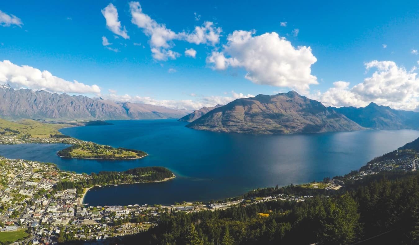 Vista do ar em Quinstown, Nova Zelândia, uma cidade na água com as montanhas ao fundo