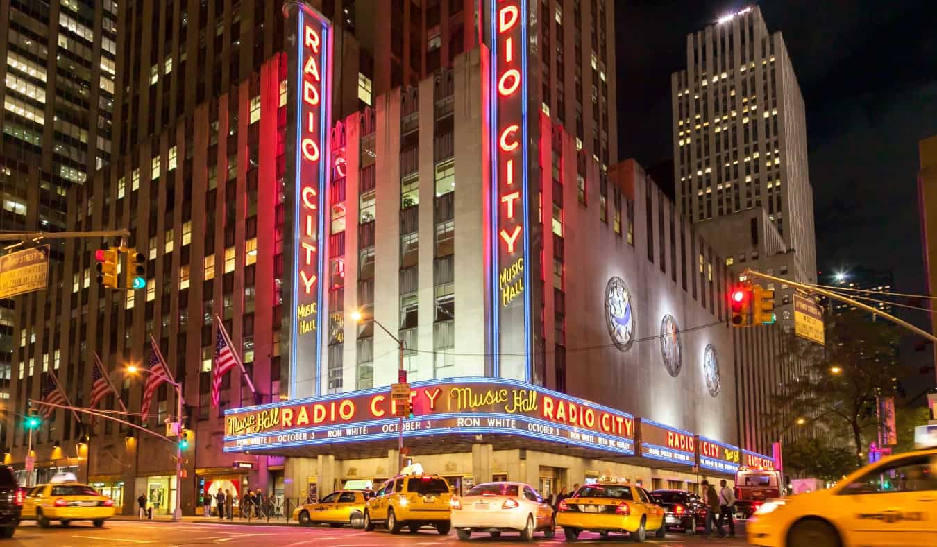 Radio City Musick Hall, iluminado em Nova York à noite