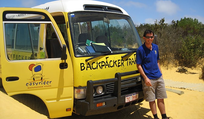 Oz Experience Driver de ônibus no Outback australiano
