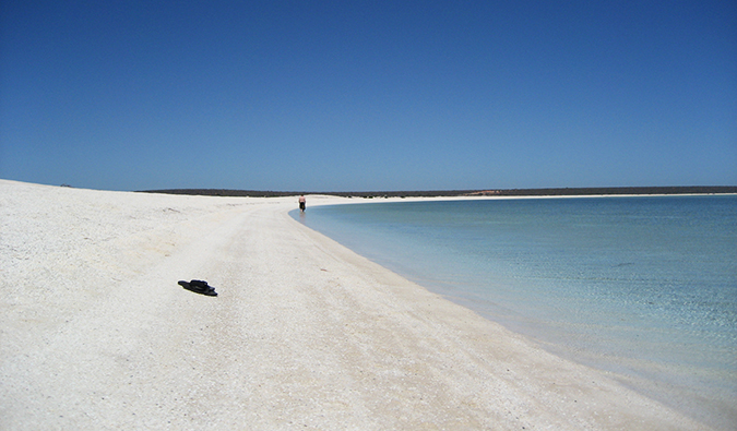 Praia vazia com areia branca na Austrália