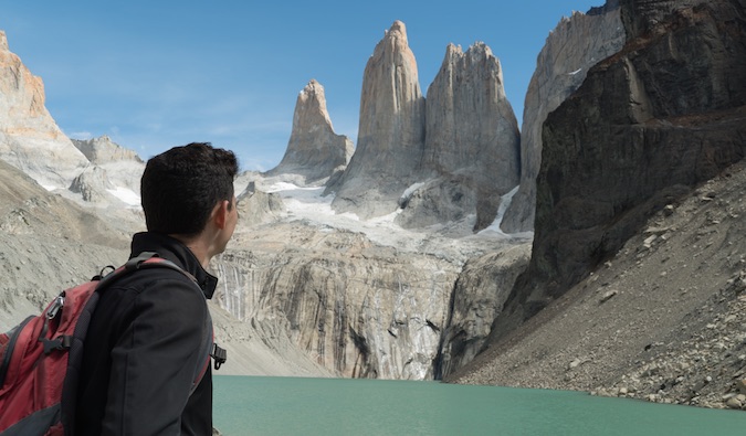 O Nomad Matt está admirando as belas paisagens durante uma campanha na Patagônia, Chile