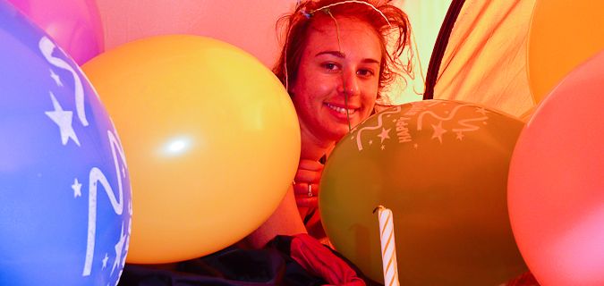 Formiga de viagens do mundo positivo celebra seu aniversário enquanto viaja