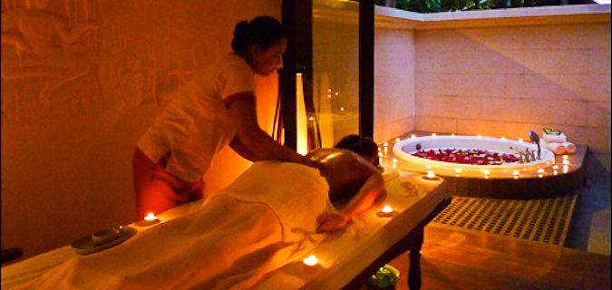 Uma mulher de viajante recebe uma massagem romântica no exterior