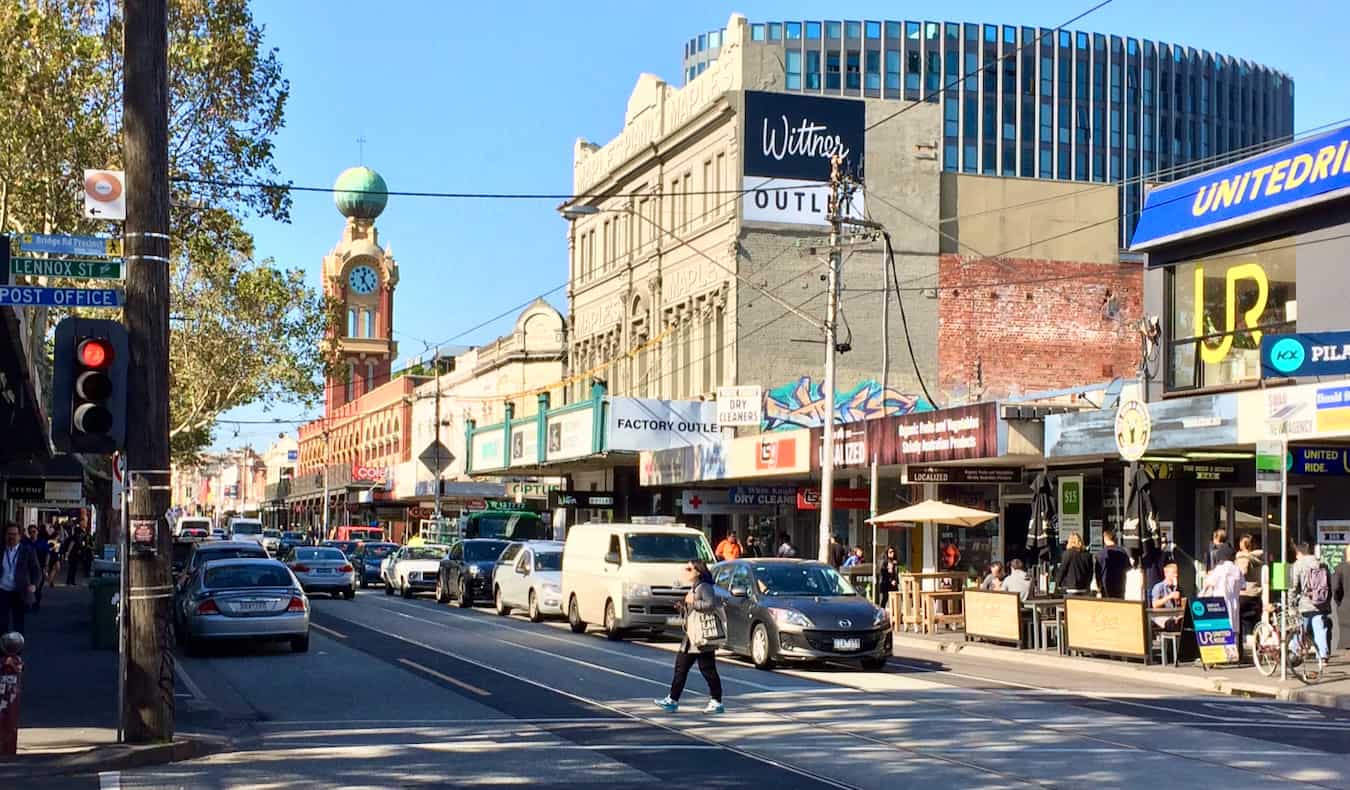 Rua movimentada popular na bela Richmond, Melbourne, Austrália