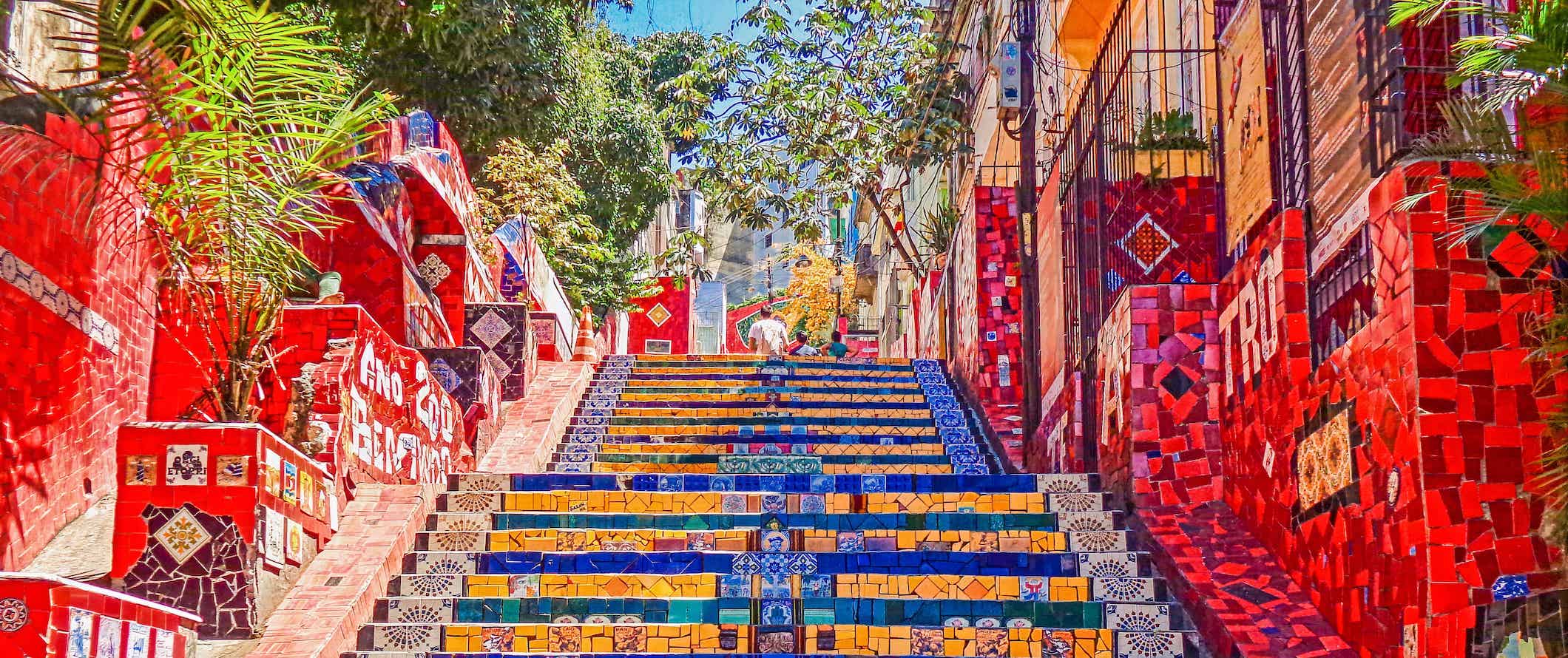 Escadaria forrada com mosaicos coloridos no Rio de Janeiro, Brasil