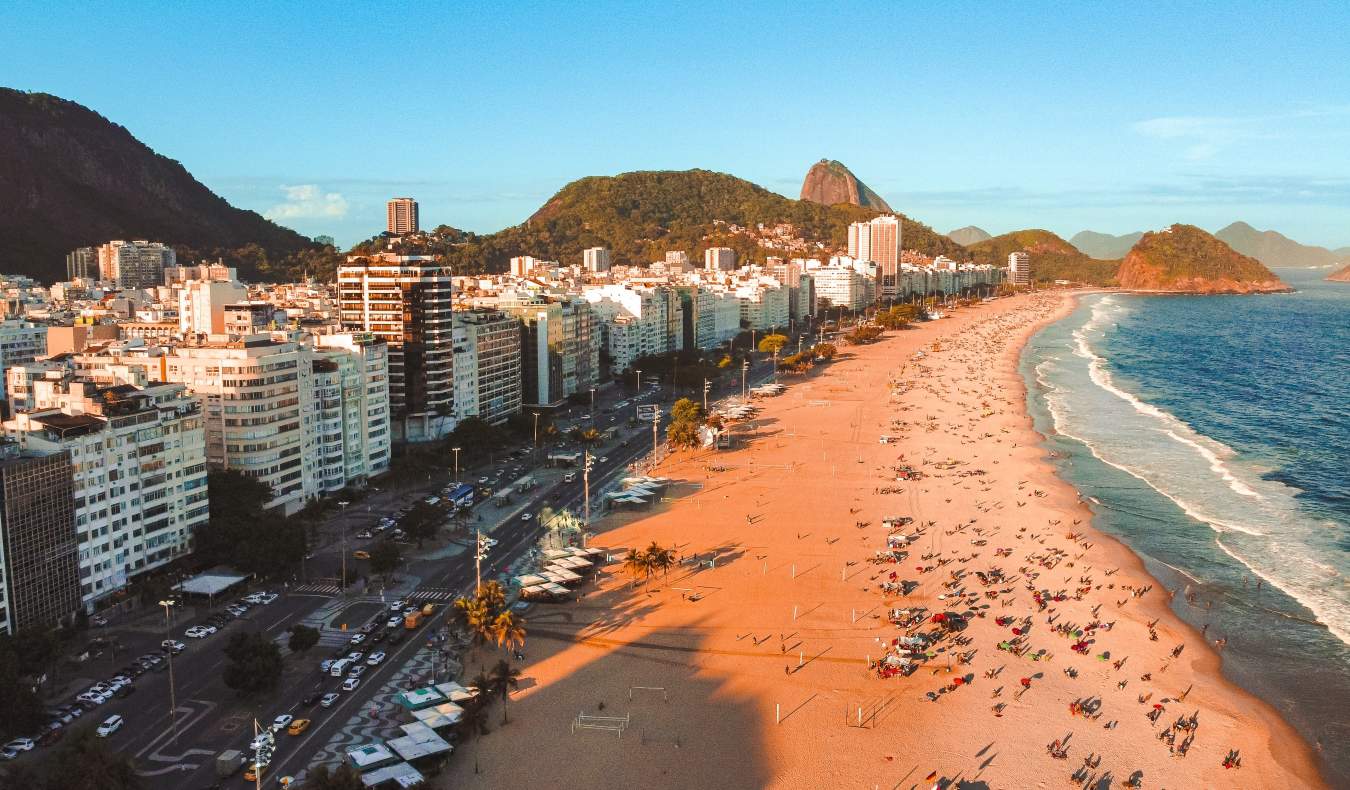 Uma longa seção da praia, construída com edifícios de vários andares, no Rio de Janeiro, Brasil