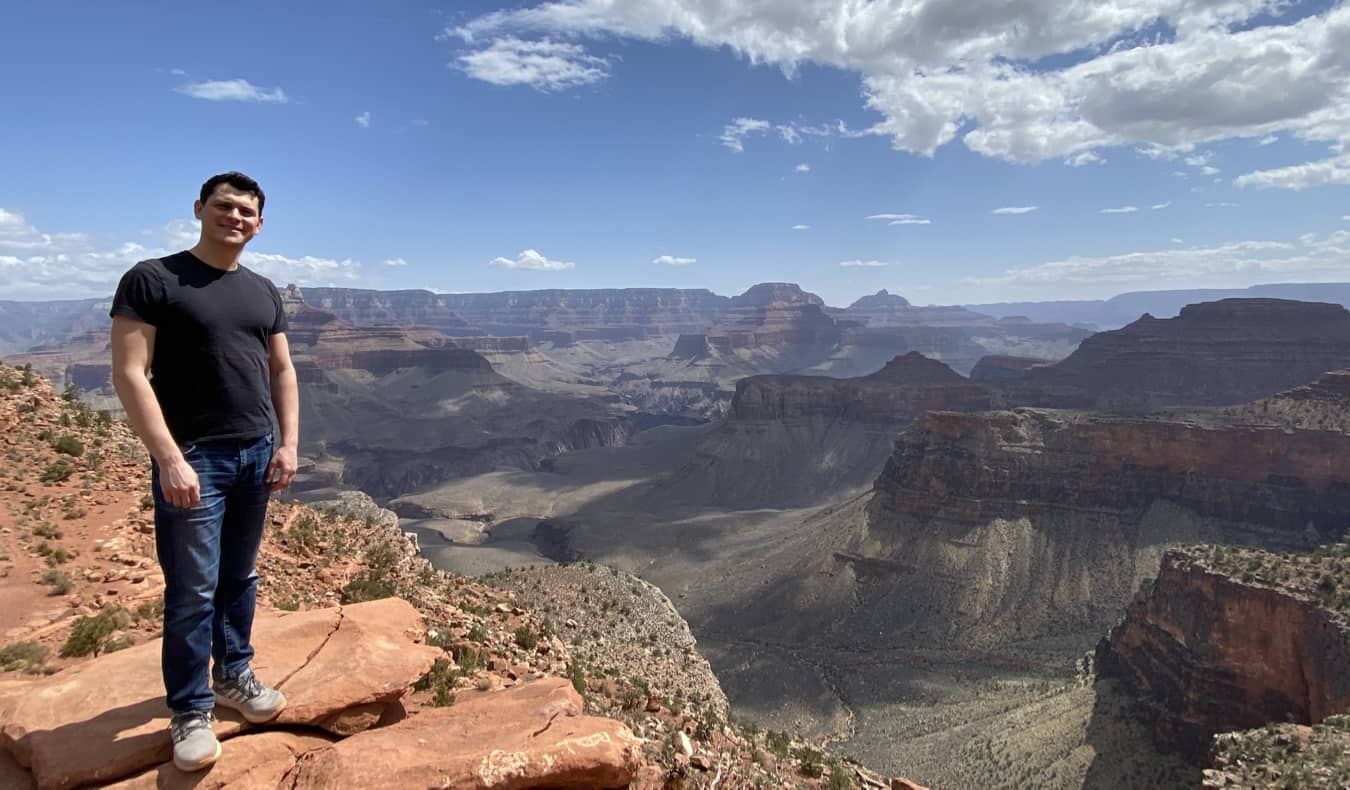 Matt Matt posando no Grand Canyon