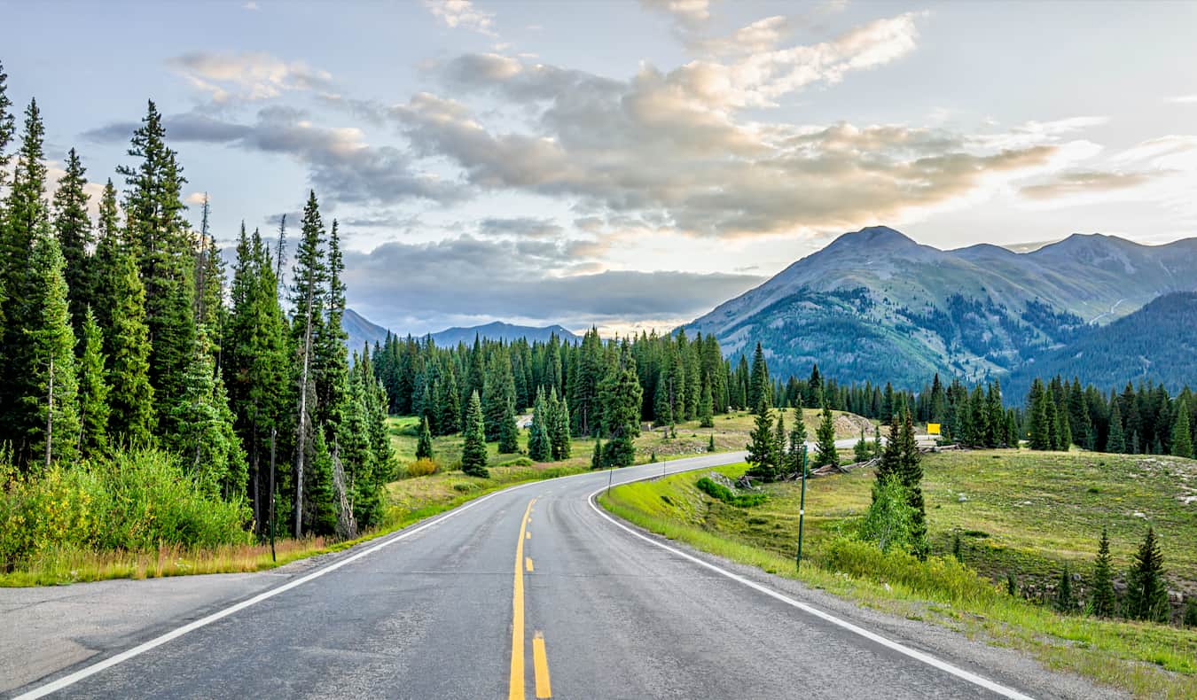 Estrada aberta enquanto dirige por belas paisagens naturais no exterior.