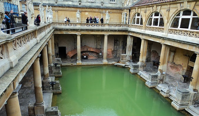 Pessoas caminham pelos Banhos Romanos em Bath, Inglaterra.