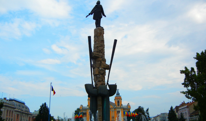 Estátua de grande coluna do impalador de Vlad na Romênia