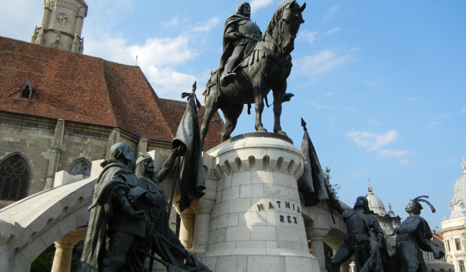 Uma das muitas estátuas históricas da Transilvânia na Romênia
