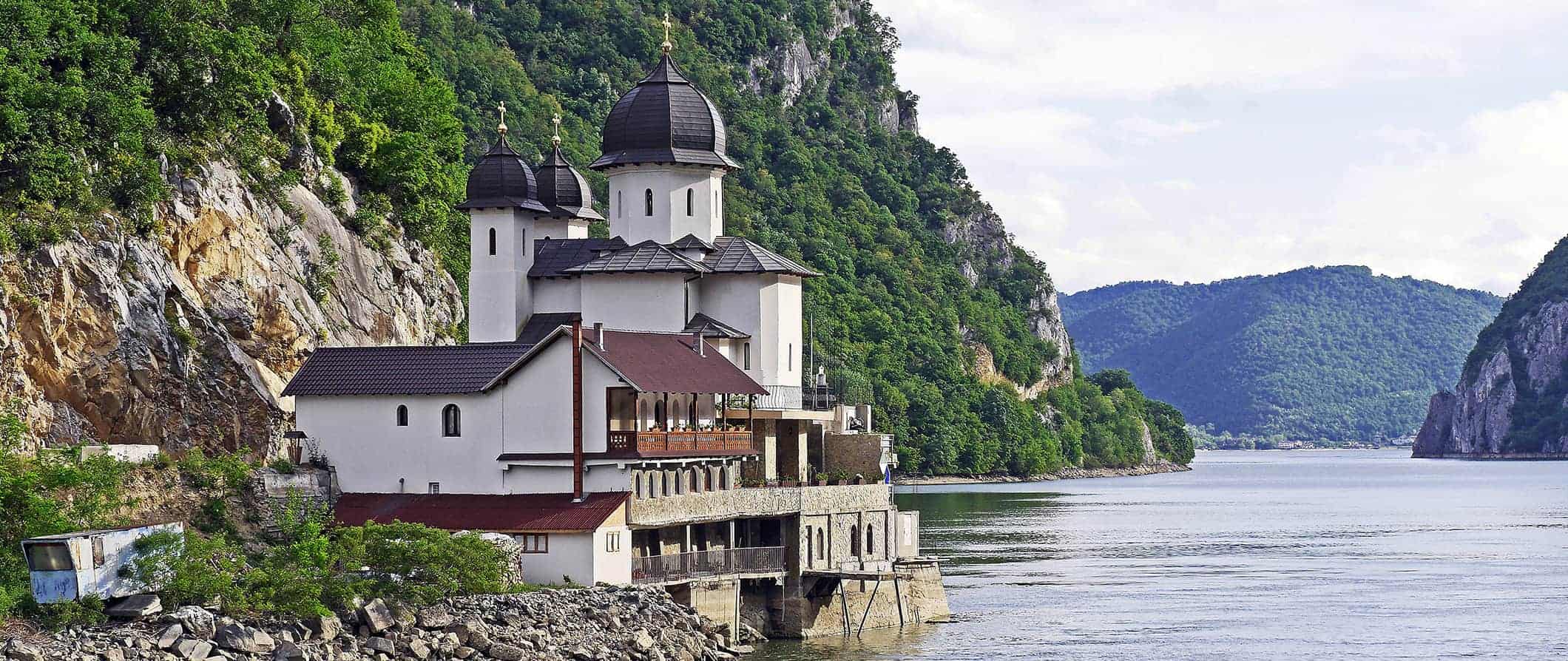 mosteiro em um lago na Romênia