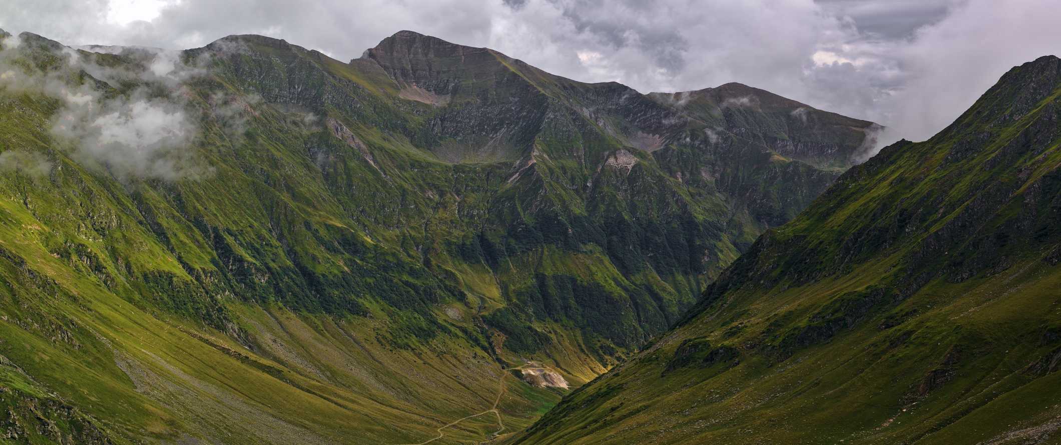 Picos verdes dramáticos das montanhas Faragas, na Romênia.