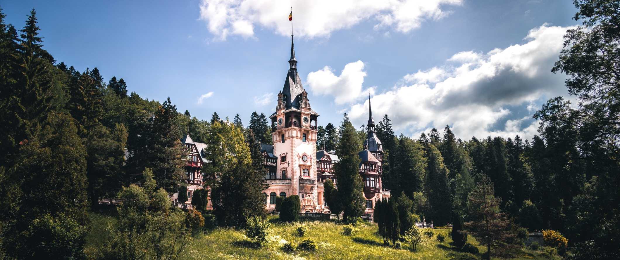 Castelo de Peles de conto de fadas cercado por árvores na Romênia.