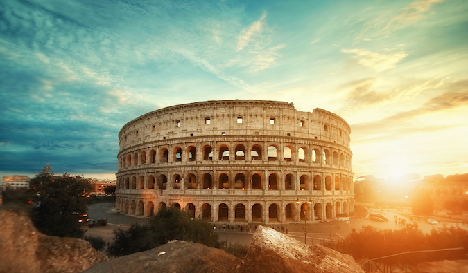Coliseu antigo e lendário em Roma, Itália, durante um nascer do sol brilhante sobre a cidade