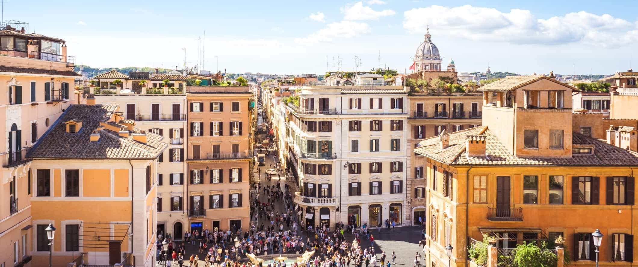 Vista de edifícios em tons pastéis e telhados de terracota em Roma, Itália