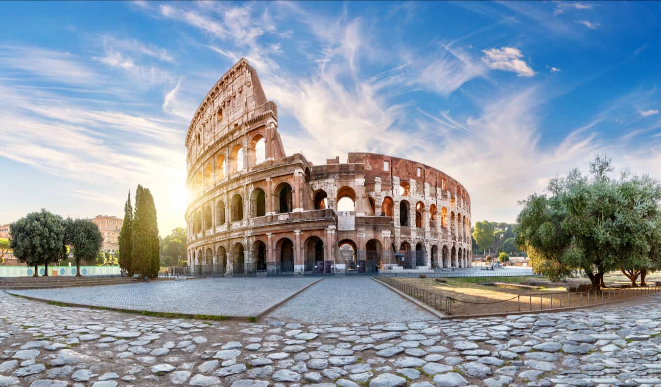 Coliseu maciço em Roma, Itália, no cenário do sol brilhante em um dia ensolarado