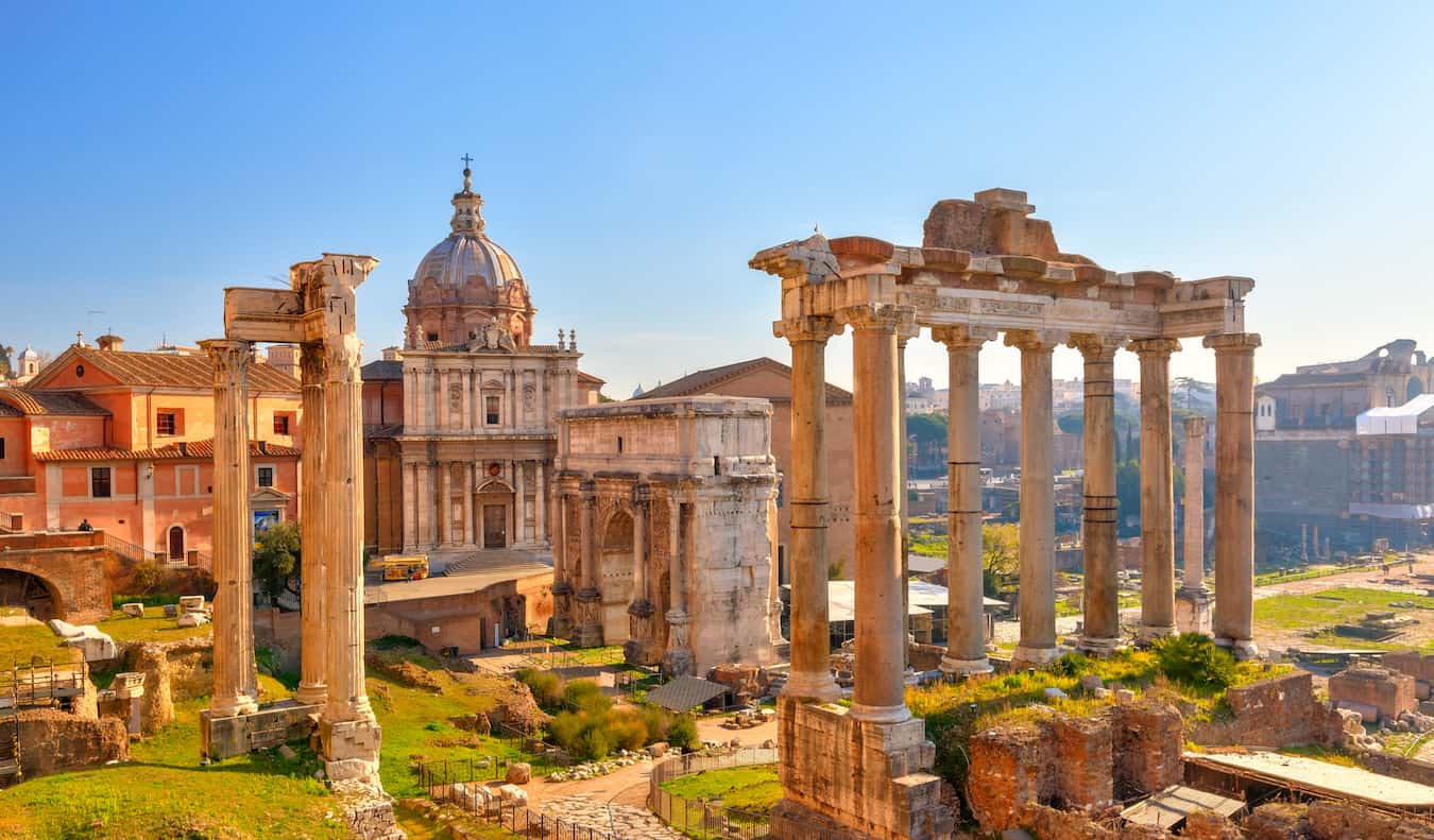 Ruínas históricas e edifícios antigos no Fórum Romano em Roma, Itália