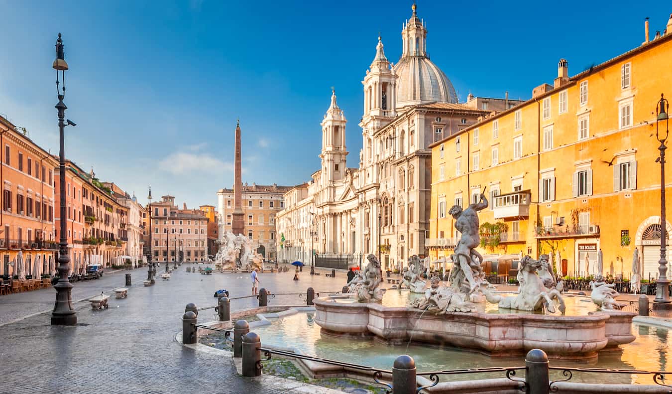 Uma bela fonte do trabalho de Bernini na Piazza Navona Square em Roma, Itália