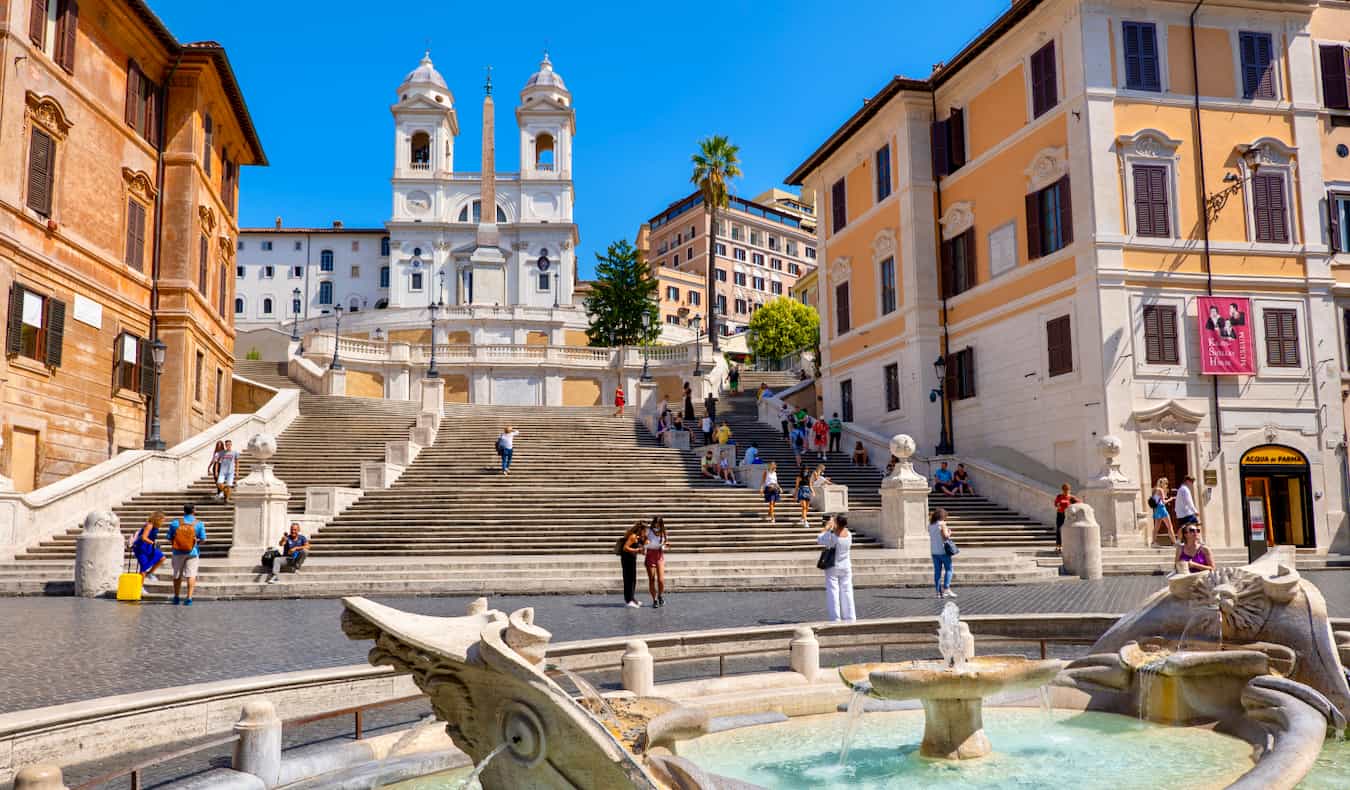 A famosa escada espanhola em um dia ensolarado tranquilo em Roma, Itália