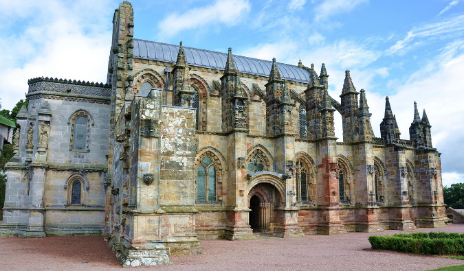 Exterior da Capela Rosslyn em um dia ensolarado na Escócia