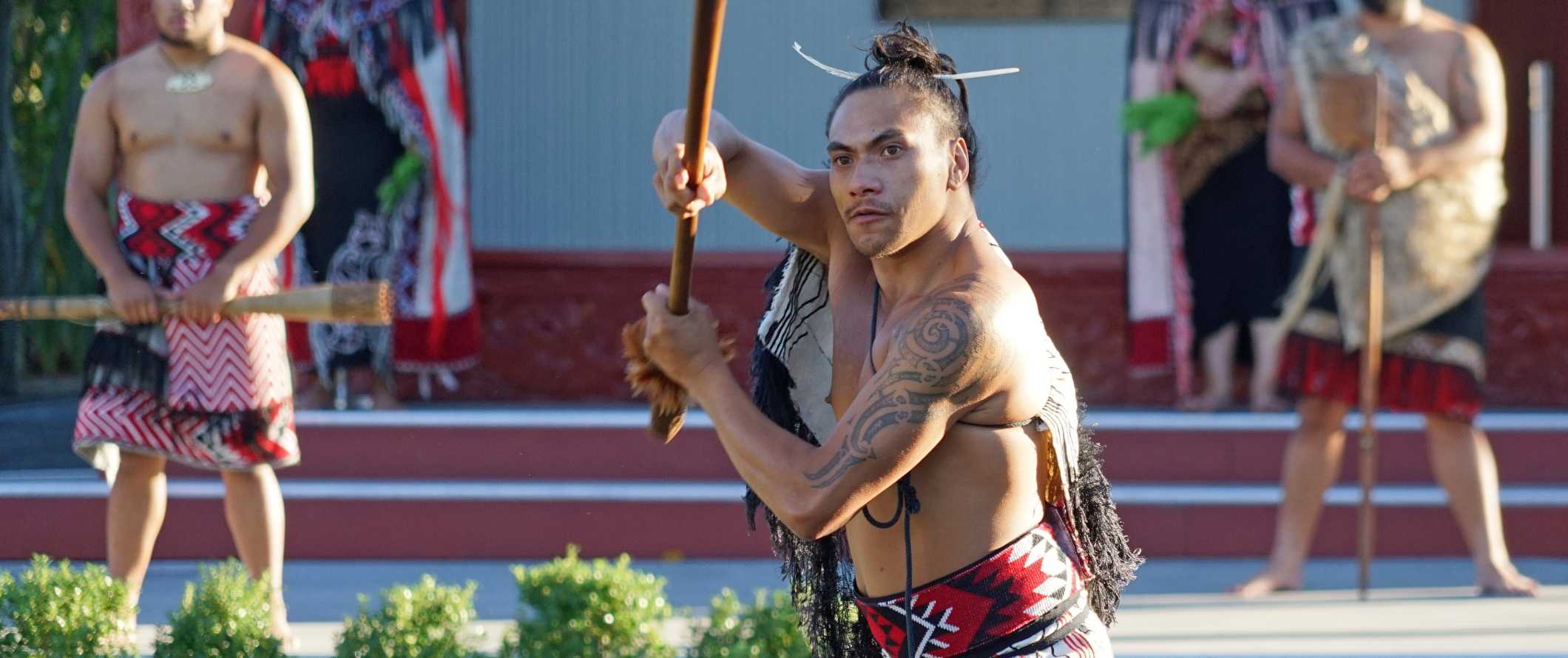 Maori Man realiza uma dança tradicional em Rotorois, Nova Zelândia.