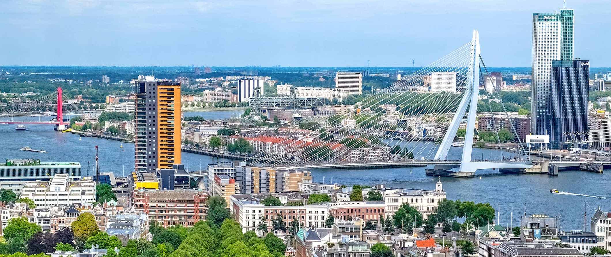 Vista para o ar no Roterdã, na Holanda