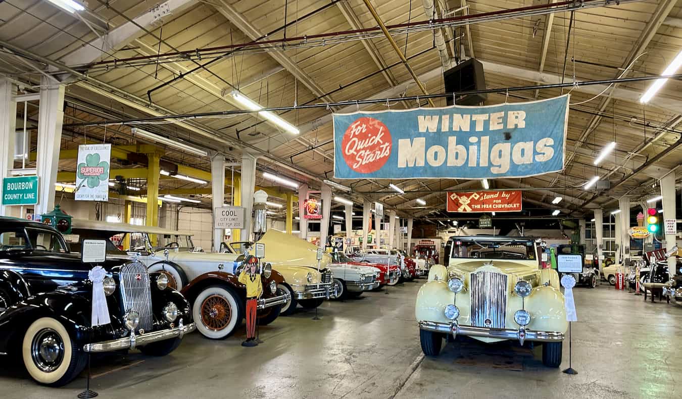 Carros antigos no enorme Museu do Museu da Rota 66