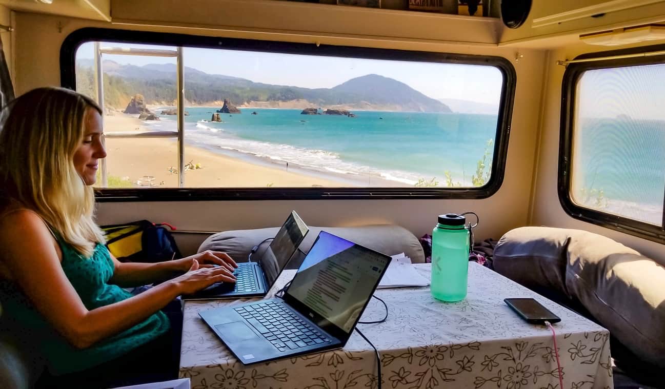 Anne, da HoneyTrek, trabalha em seu laptop em sua van.