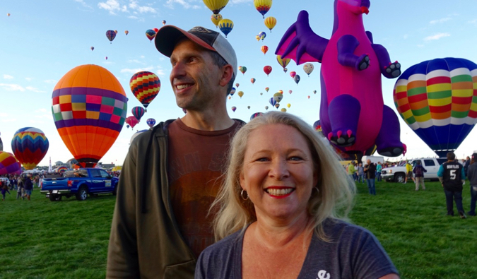 Mark e Julie do RV Love olham para os balões
