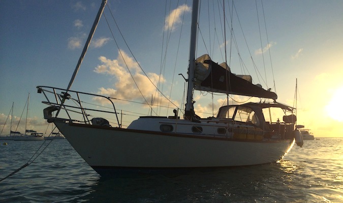 Veleiro ancorado nas Ilhas Virgens ao pôr do sol