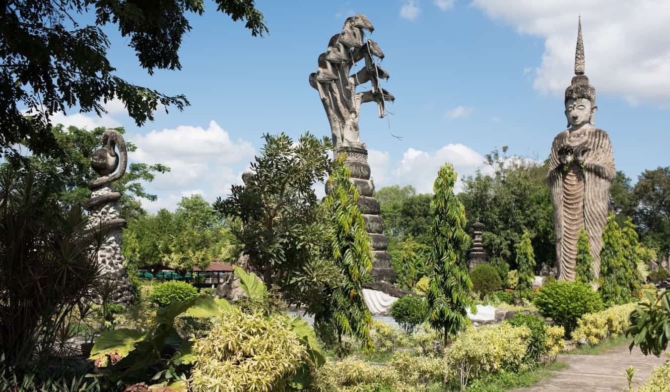 Enormes estátuas de Naga em Nong Khae em Isaan, Tailândia