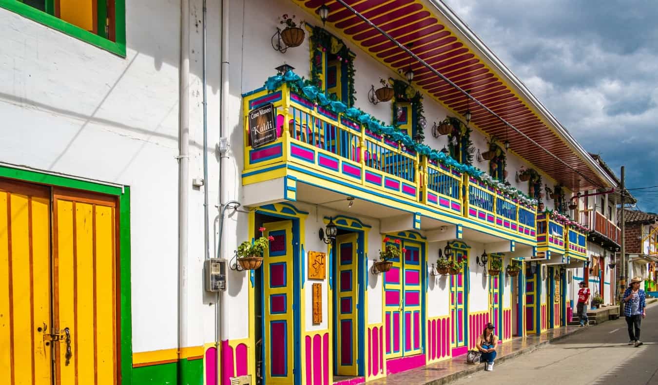 Ruas brilhantes em Salento, Colômbia, com portas pintadas em cor amarela, rosa e azul