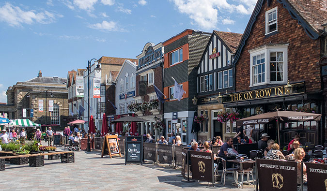Mercado ocupado, cheio de pequenas lojas e pessoas, em Salisbury, Inglaterra