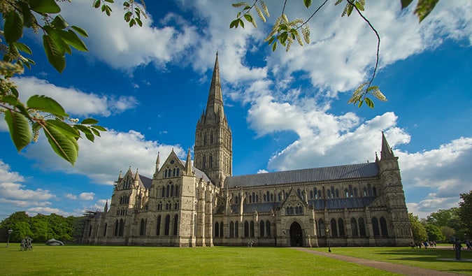 Catedral maciça de Salisbury em um dia ensolarado brilhante