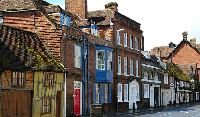 Casas históricas coloridas em Salisbury, Inglaterra