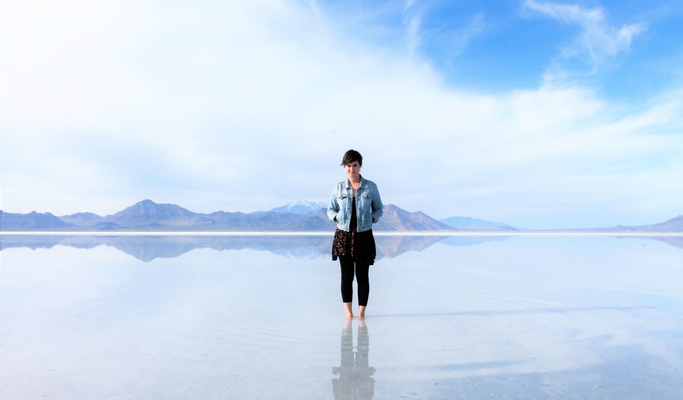 Um ávido viajante Sam posa na placa de sal de Utah