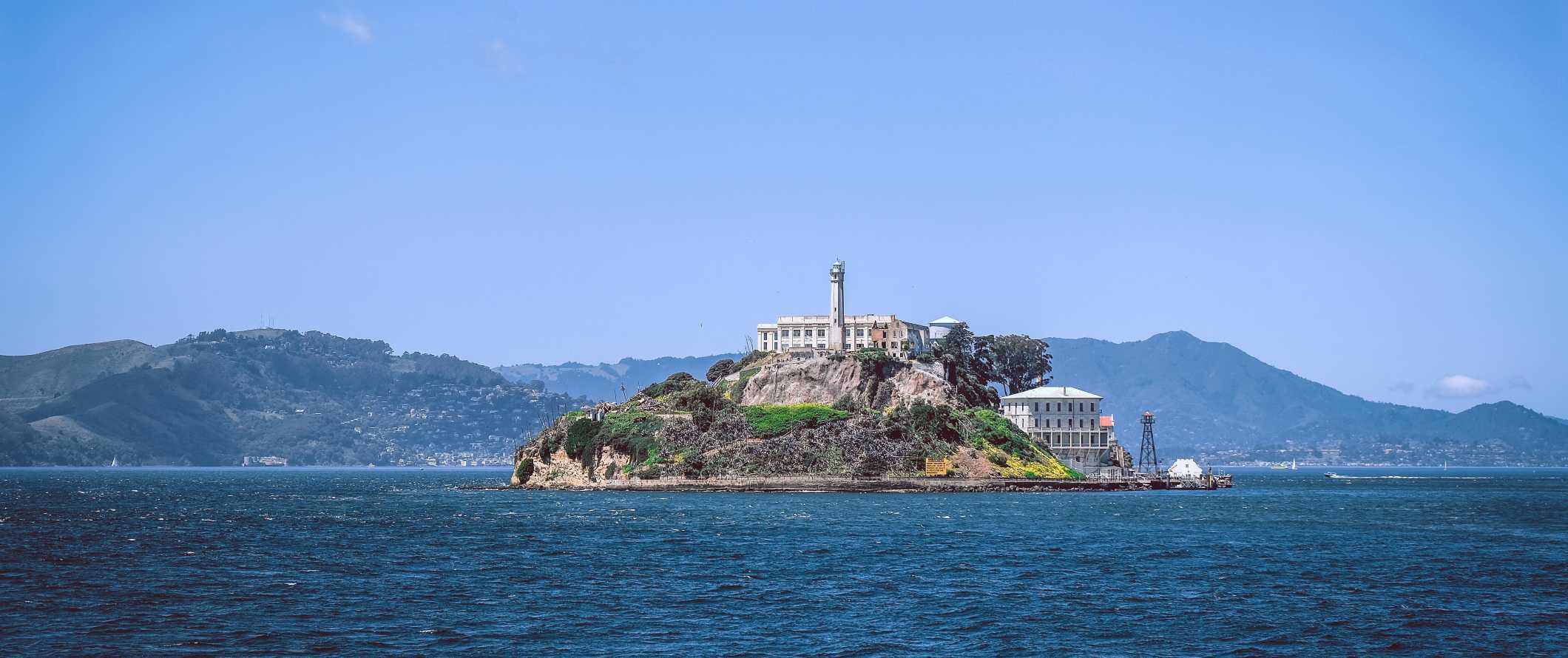 Vista de Alcatraz, uma antiga prisão em uma ilha rochosa em São Francisco, Califórnia.