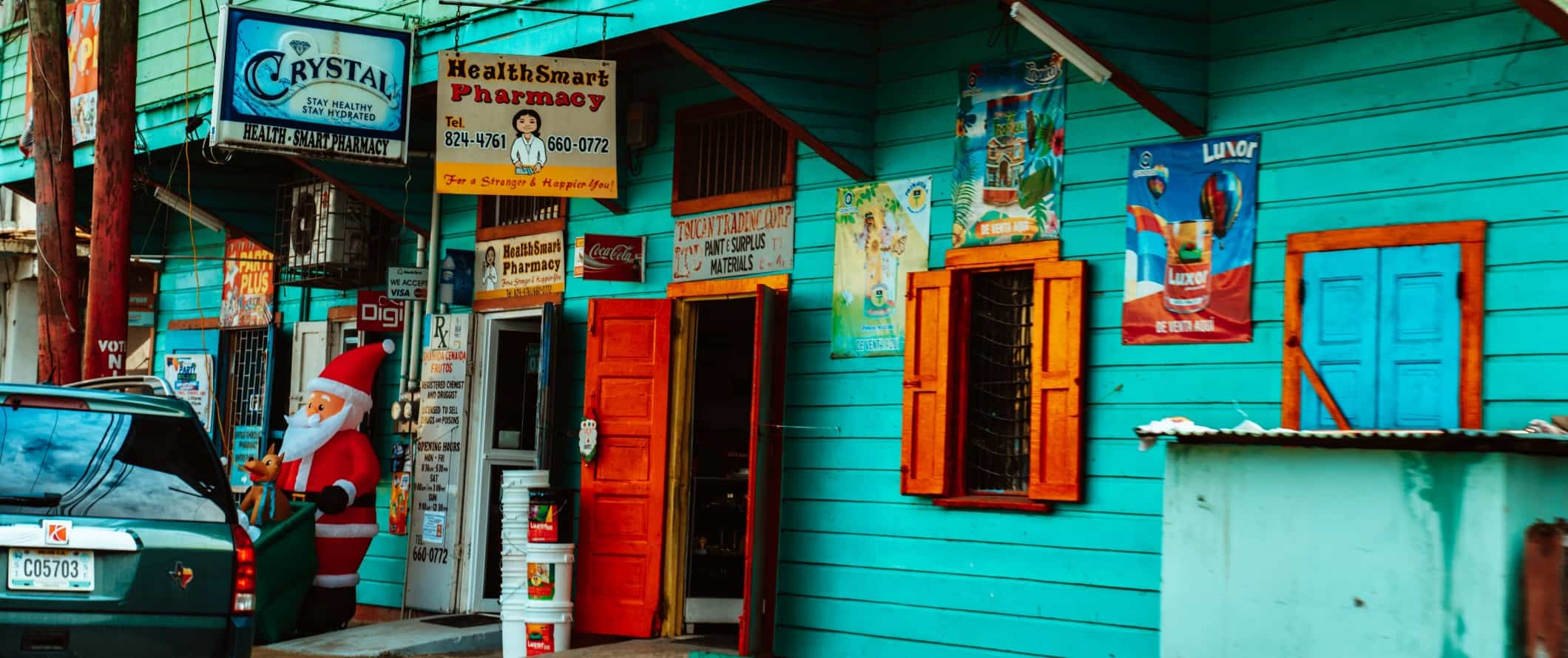 Loja de turquesa com portas vermelhas em San Igonasio, Belize