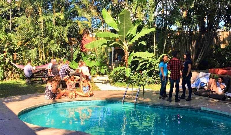 Área de diversão à beira da piscina do Costa Rica Backpackers Hostel em San Jose, Costa Rica