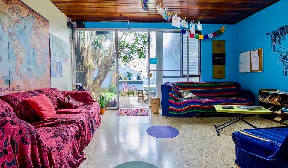 Sala comum bacana com sofás coloridos no In the Wind Hostel em San Jose, Costa Rica