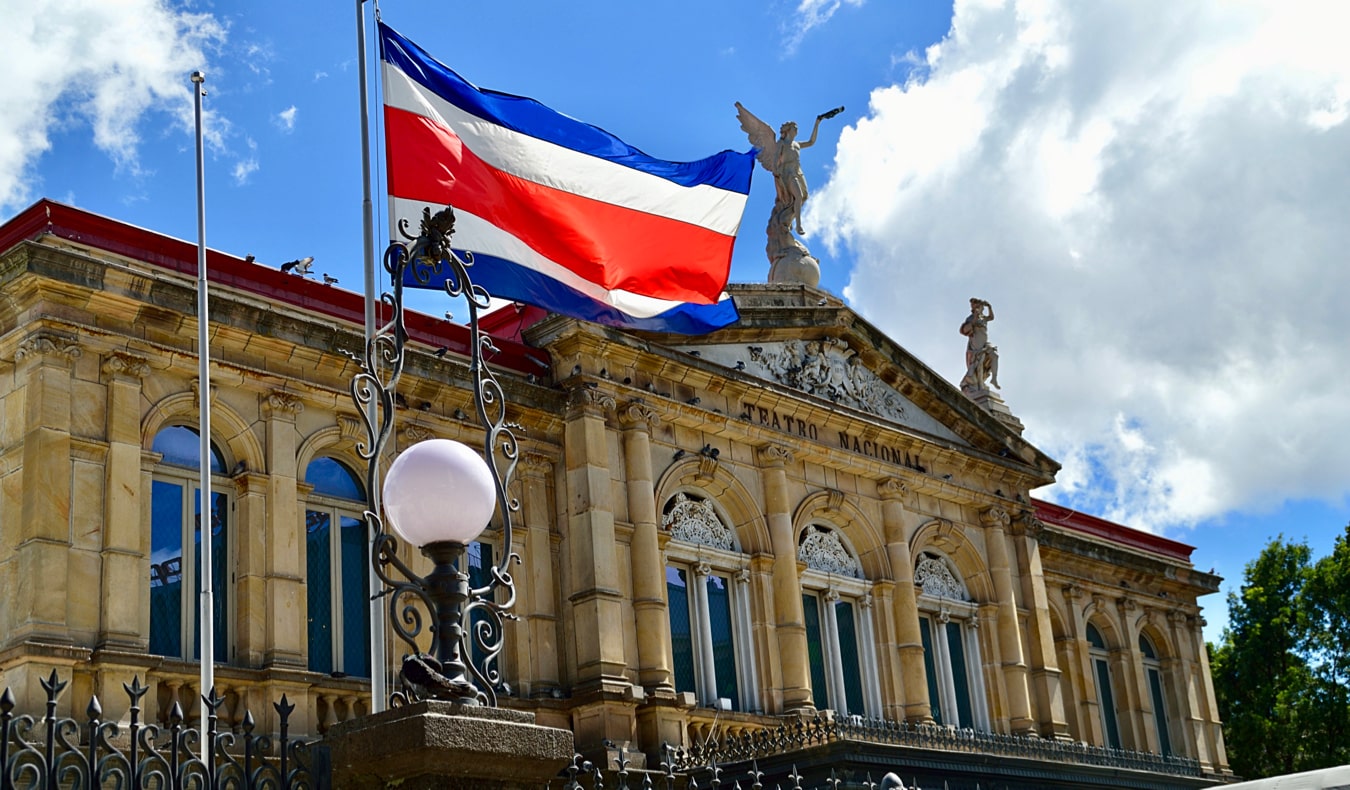 A bandeira da Costa Rica hasteada em frente ao teatro histórico em San Jose, Costa Rica