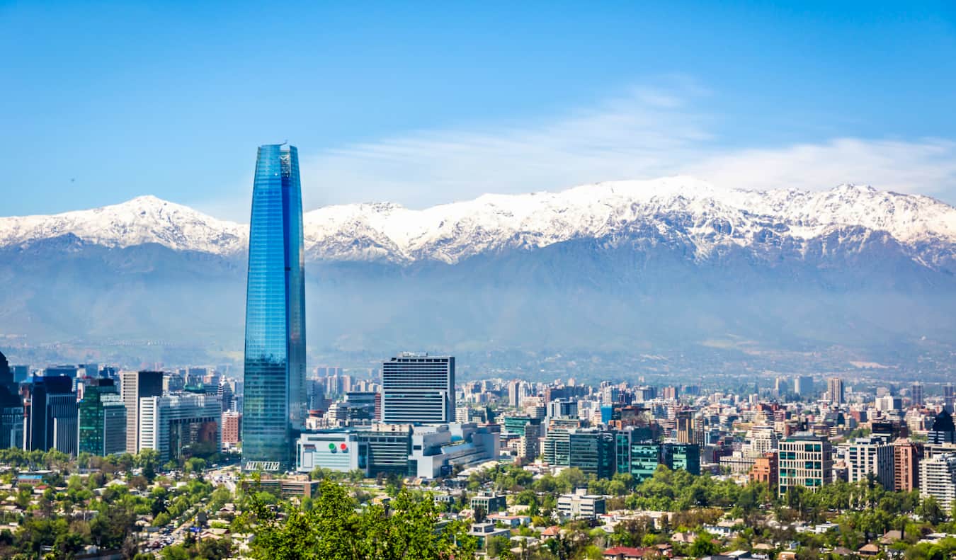 Vista de Santiago, Chile, com montanhas nevadas ao fundo