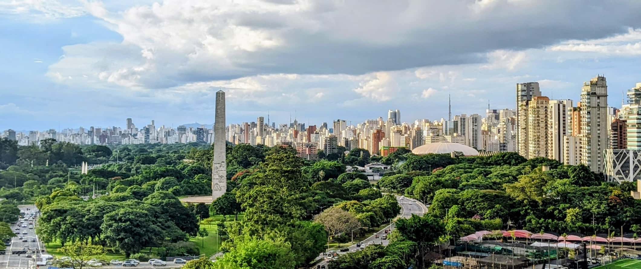 Horizonte de São Paulo com o obelisco e o Parque Ibirapuera em primeiro plano e os arranha-céus da cidade ao fundo