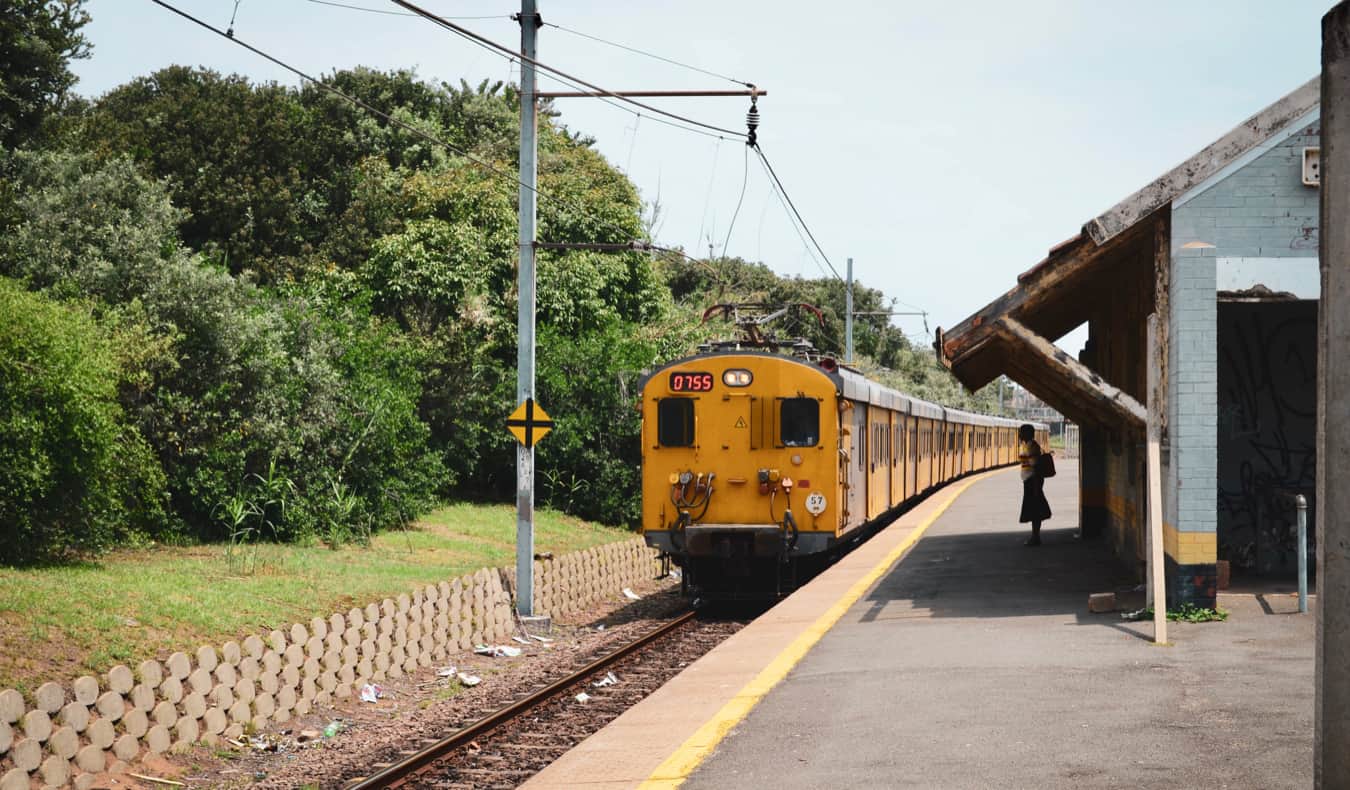 Trem saindo da estação em Durban, África do Sul