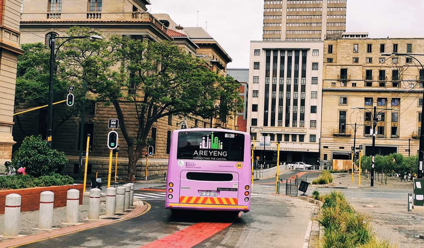 Um ônibus intermunicipal viaja por uma cidade na África do Sul