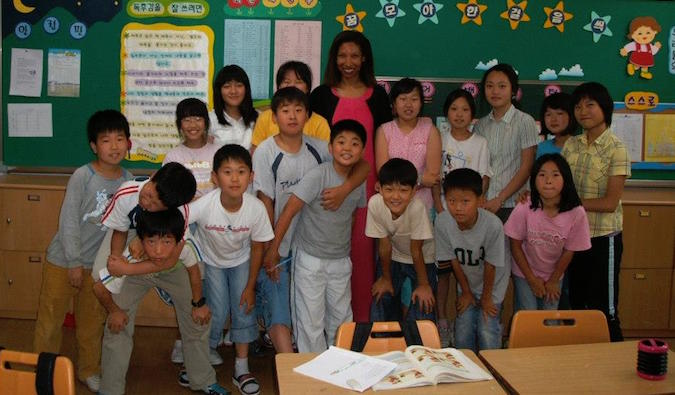 Professora de ESL na Coreia do Sul com seus alunos do ensino fundamental