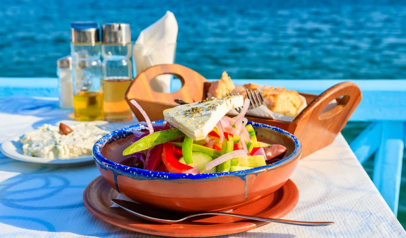 Comida grega saborosa e fresca com vista para o oceano nas ilhas gregas