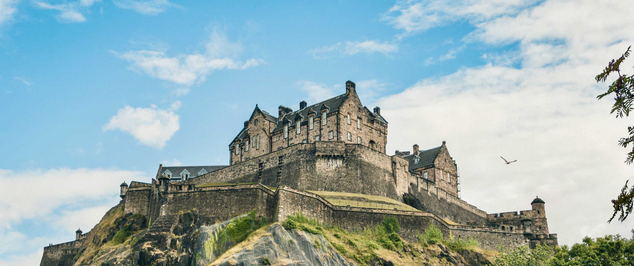 Histórico Castelo de Edimburgo com vista para a cidade em um dia ensolarado