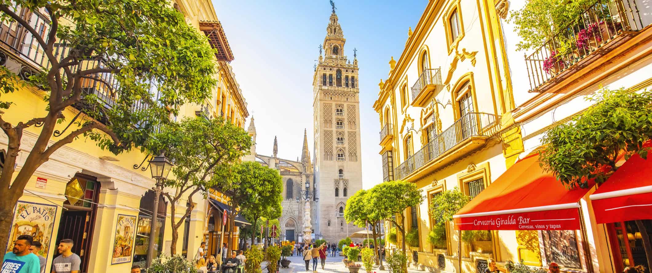 Ruas históricas encantadoras de Sunny Sevilha, Espanha.